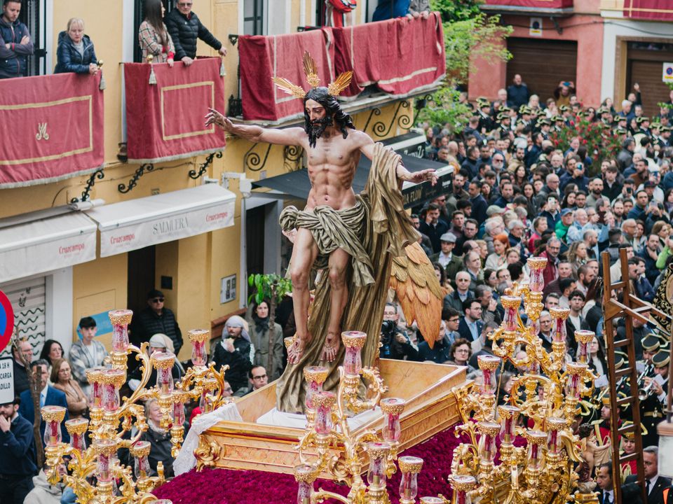 Procesión de una hermandad por las calles de Sevilla